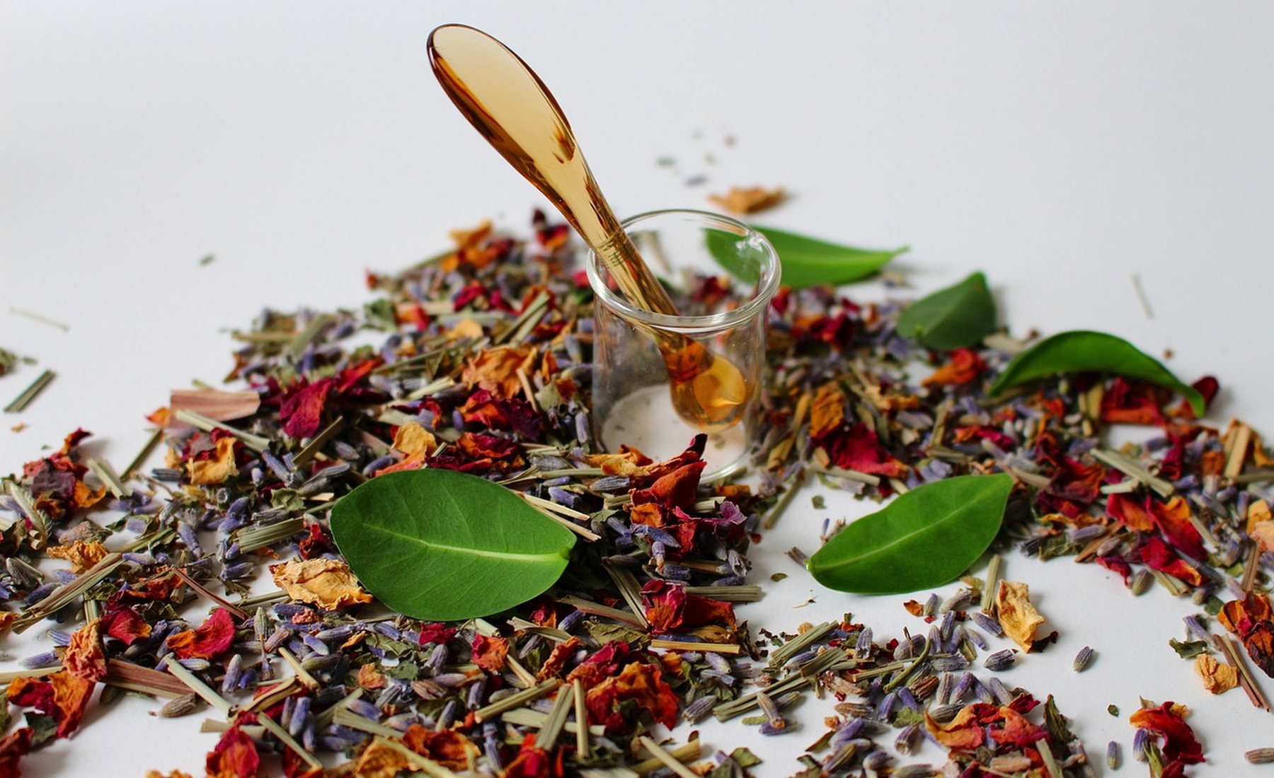 Cosmétiques naturels et accessoires de soin posés sur une table