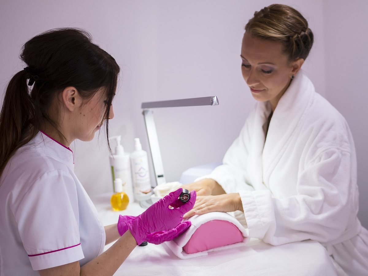 Soin des mains réalisé par une esthéticienne
