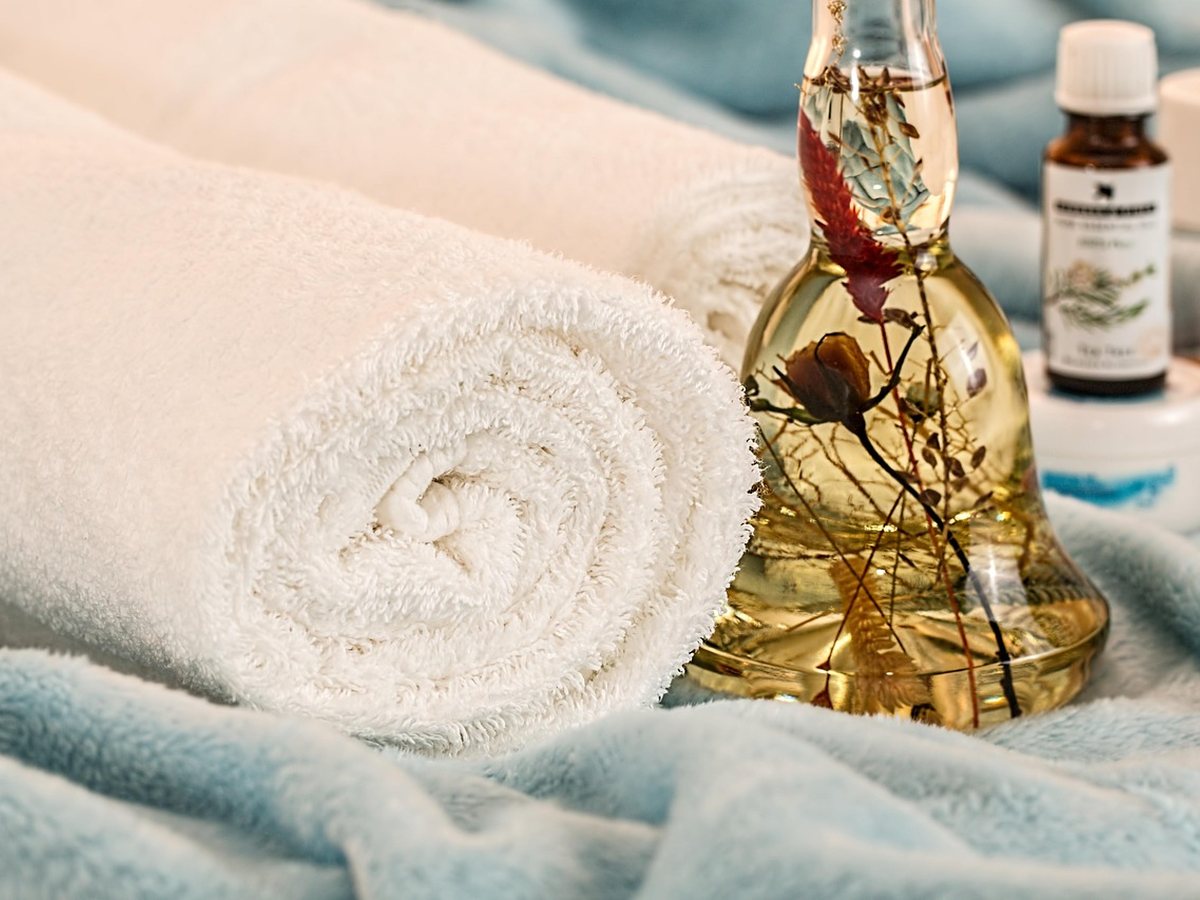 Huiles essentielles et serviettes pour un modelage bien-être