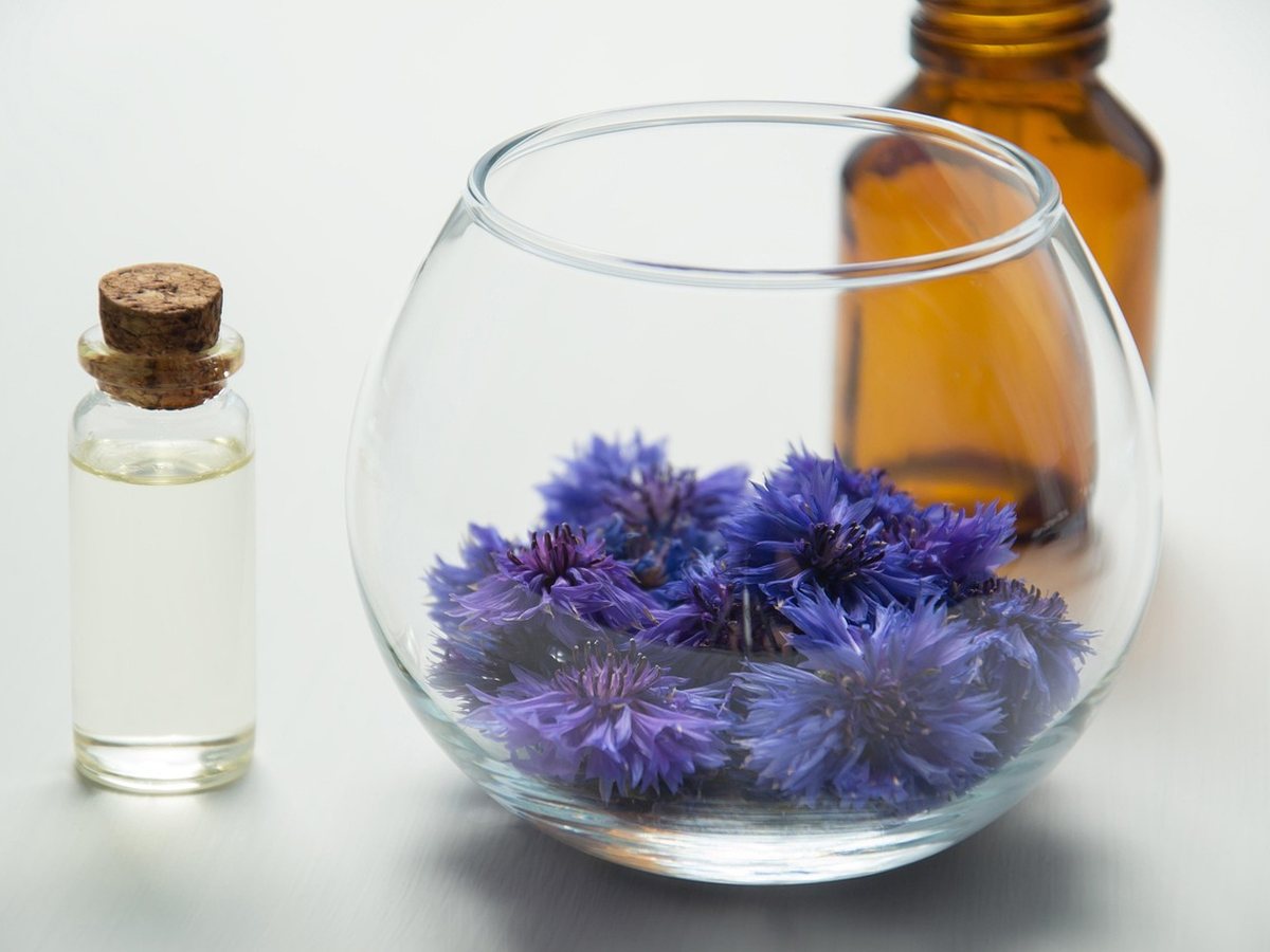 Huiles cosmétiques et fleurs pour les soins du visage